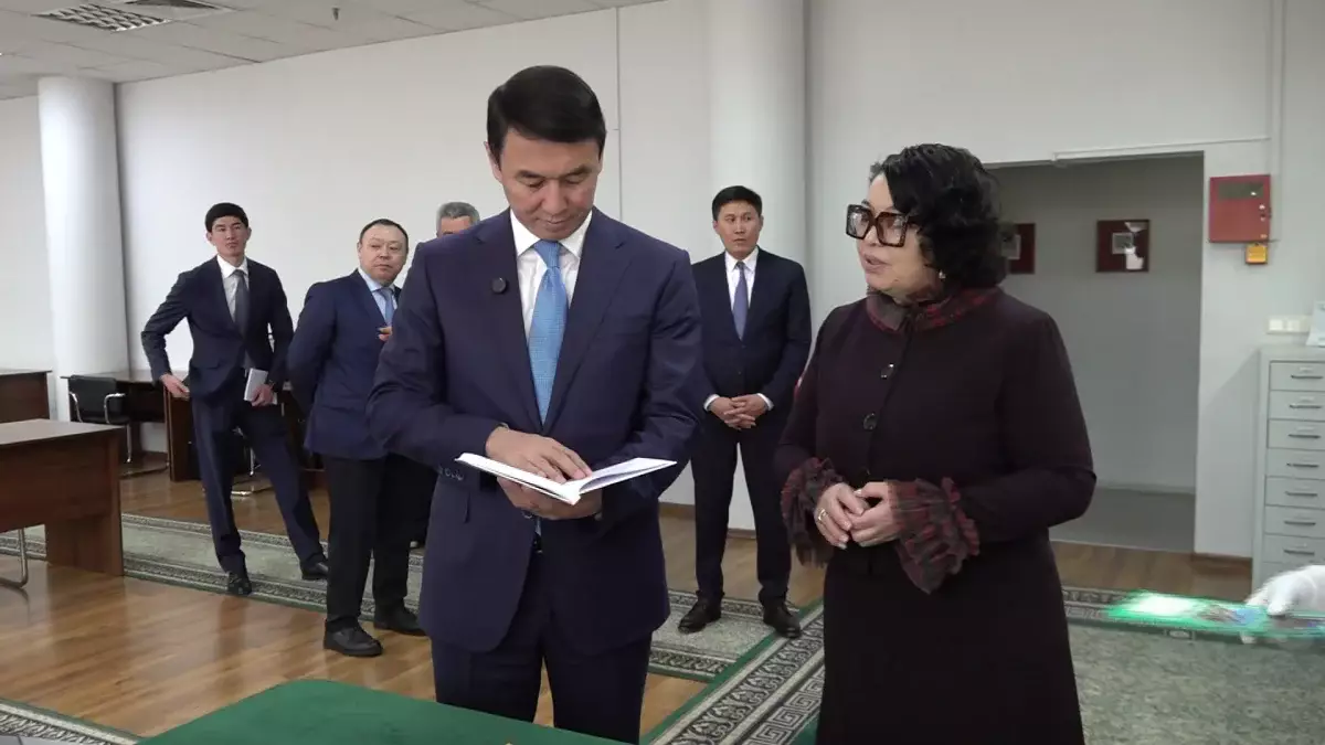 Қала әкімі сирек кездесетін кітап қорымен танысты