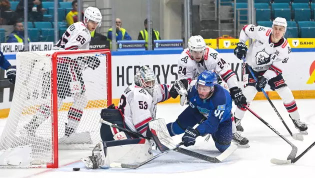 Семь шайб забросили "Барыс" и его конкурент в матче КХЛ
