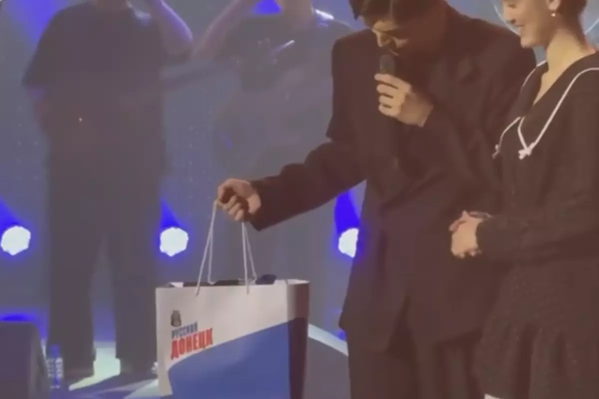 «Такие пакеты мне нравятся»: Акмаль принял подарок в цветах российского флага в Донецке после скандала в Казахстане