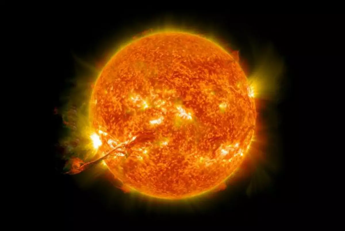 На Солнце за сутки зафиксировали три вспышки класса М