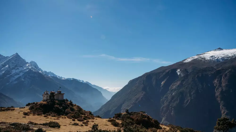 Иностранные альпинисты и местные гиды погибли под лавиной в Непале