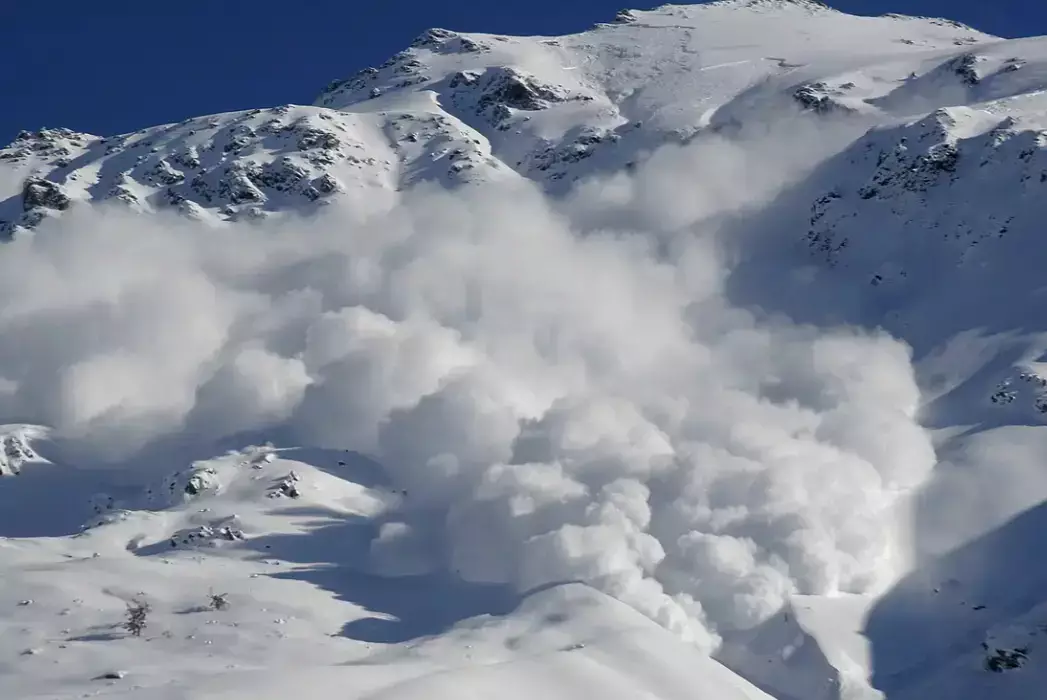 Семь человек погибли при сходе лавины в горах Непала