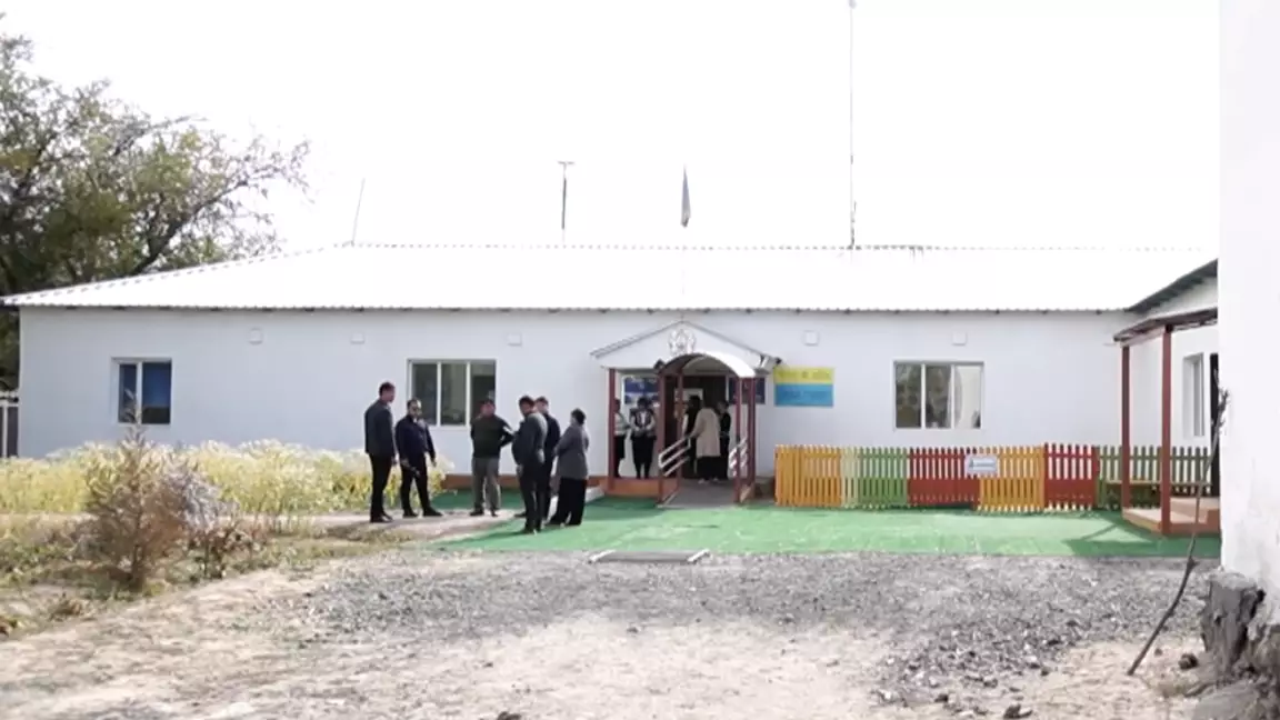 Жамбыл облысындағы бір ауылда балалар әкімдік ғимаратында оқуға мәжбүр