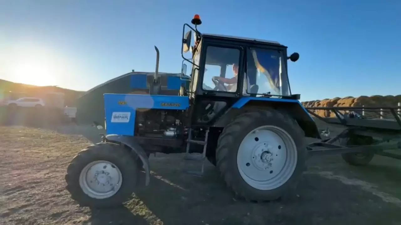 Профессию тракториста освоила жительница области Абай