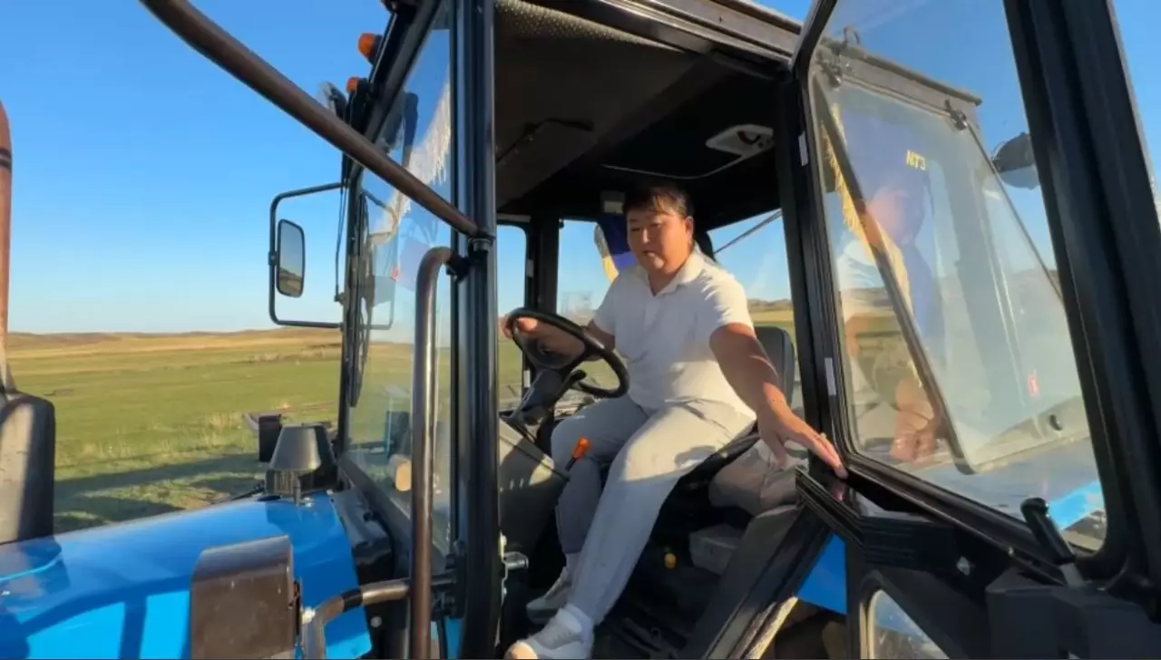 Трактор тізгіндеген әйел