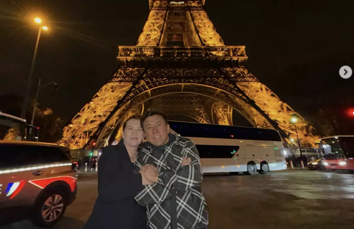 Әнші Заттыбек әйелінің туған күнін Париж төрінде атап өтті