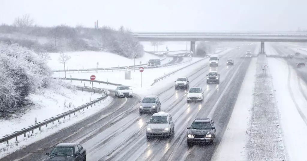 Казахстанцев призвали не выезжать на летних шинах из-за гололёда