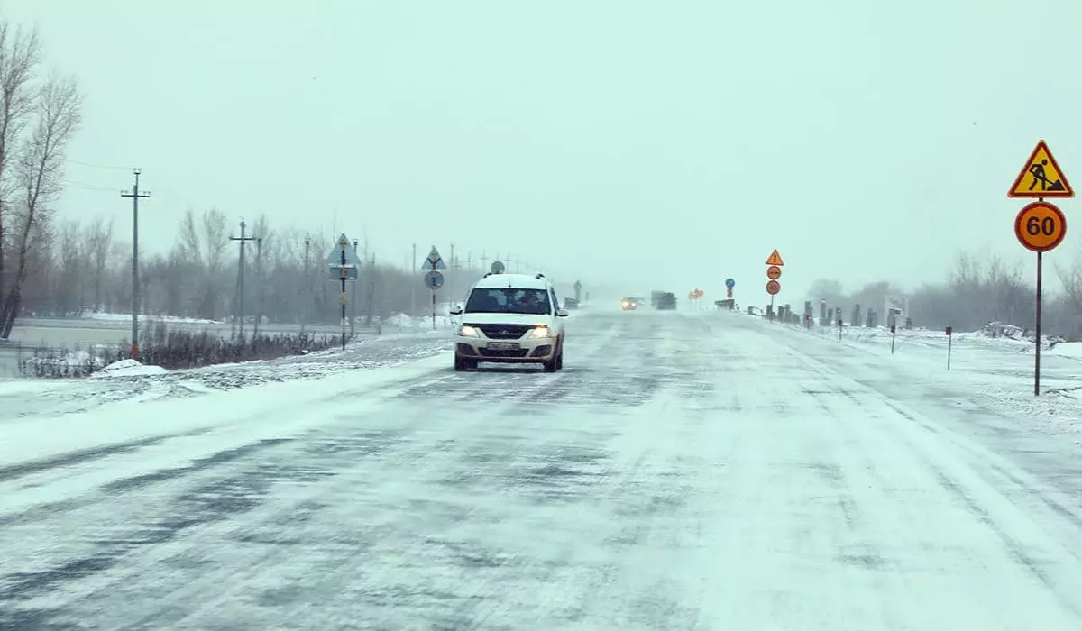 На трассах в 11 областях Казахстана – снег и дождь: предупреждение для водителей