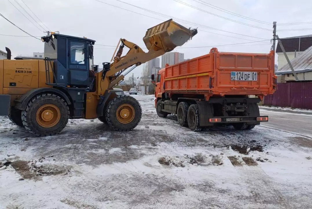 Первый снег в столице: дороги чистят 900 единиц техники