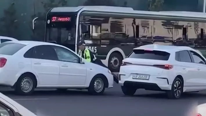 В Ташкенте водитель с 144 нарушениями провез инспектора ДПС на капоте