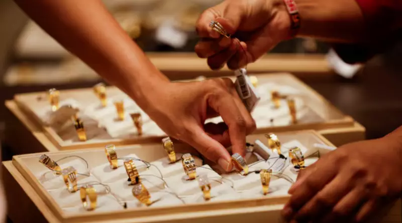 Цены на золото опустились ниже $4000 на фоне ожиданий по ставкам ФРС