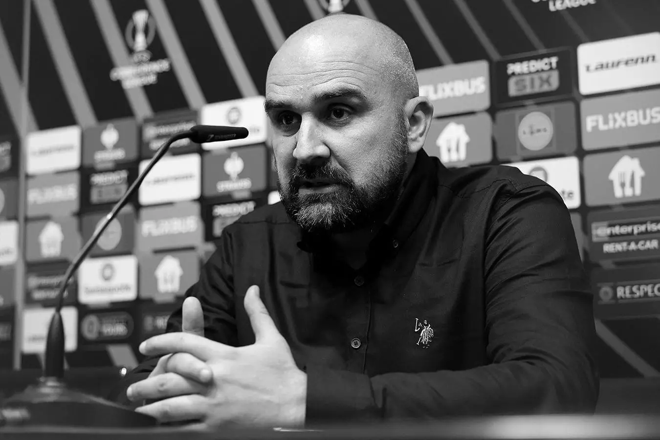 Футбол бапкері матч болып жатқан кезде көз жұмды