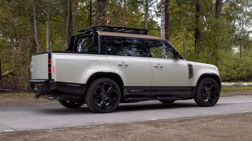 Land Rover показал две версии безумного пикапа Defender