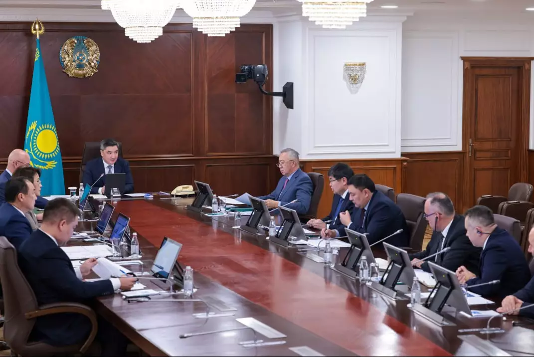 Бектенов поручил акимам восьми регионов ускорить приватизацию футбольных клубов