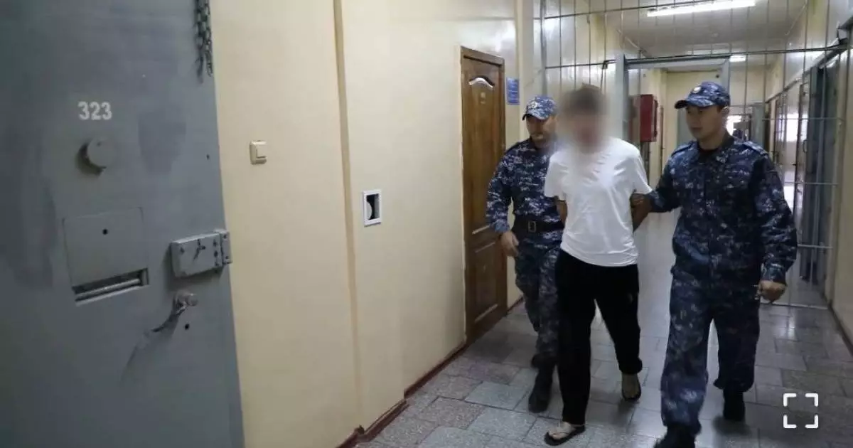  Зейнеткер үйін сатып, ақшасын курьерге тапсырған. Киберполицейлер алаяқты ұстады 