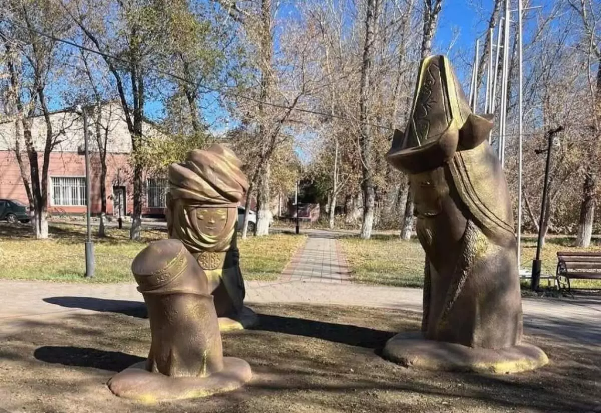 Неоднозначную скульптуру перекрасят в Караганде