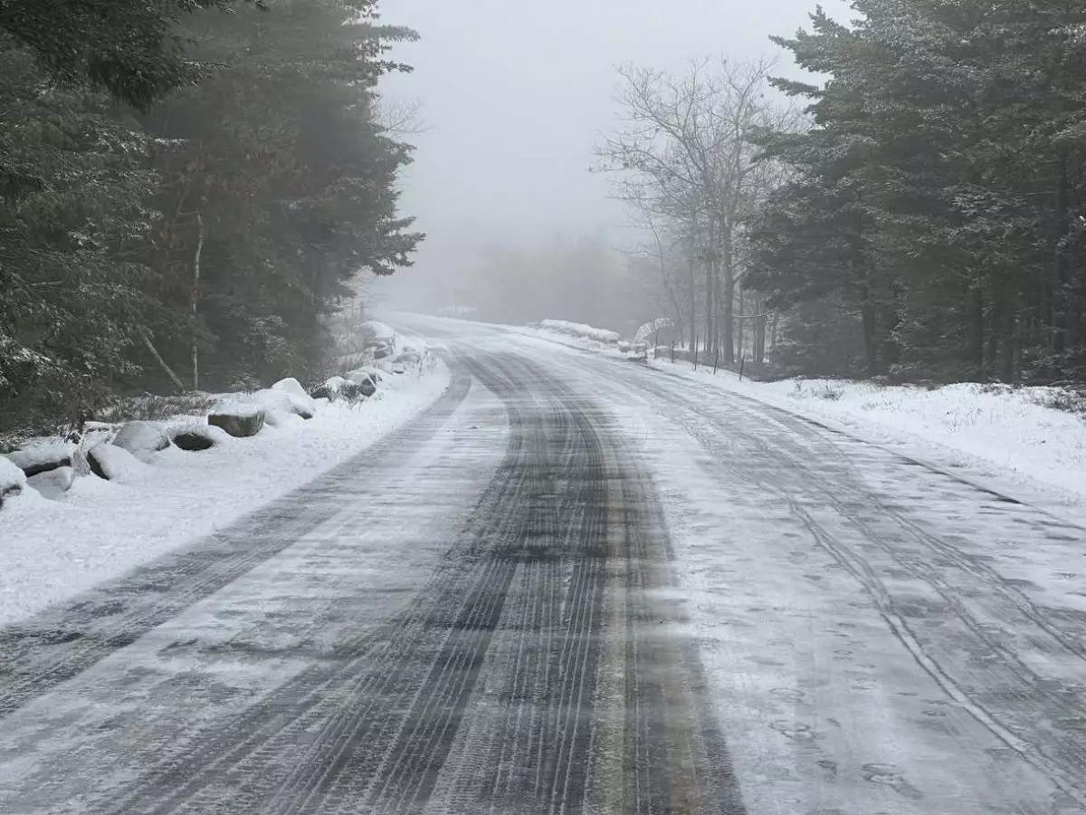 Движение грузовиков ограничили на одной из трасс в ВКО
