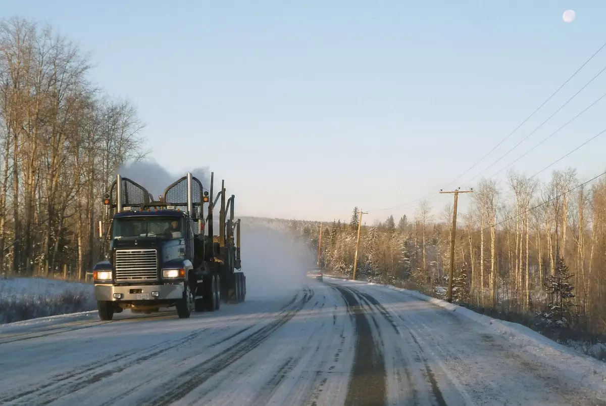 Зима ударила по трассе: перевал под Усть-Каменогорском закрыли для фур