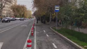 Алматыда қыста жол тазалау жұмыстарын тиімді жүргізу үшін веложолақтар бойындағы боллардтар алынып жатыр