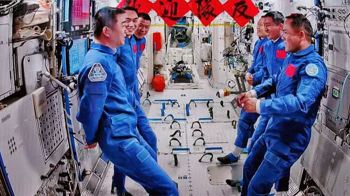 Китайский корабль "Шэньчжоу-20" с экипажем возвращается на Землю в среду