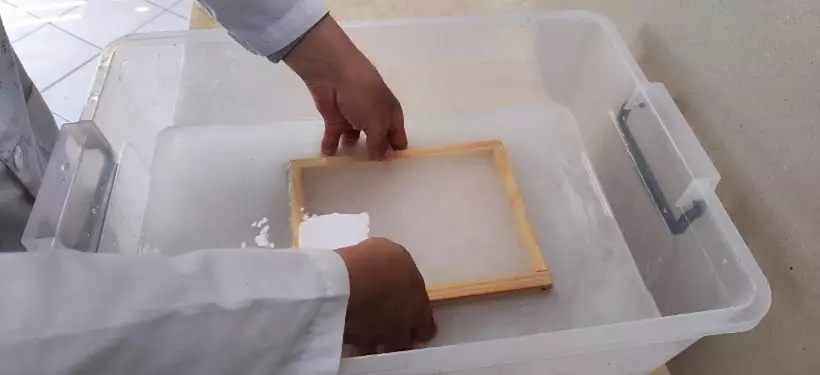 Метод ручного литья бумаги впервые начали внедрять в Наццентре рукописей и редких книг