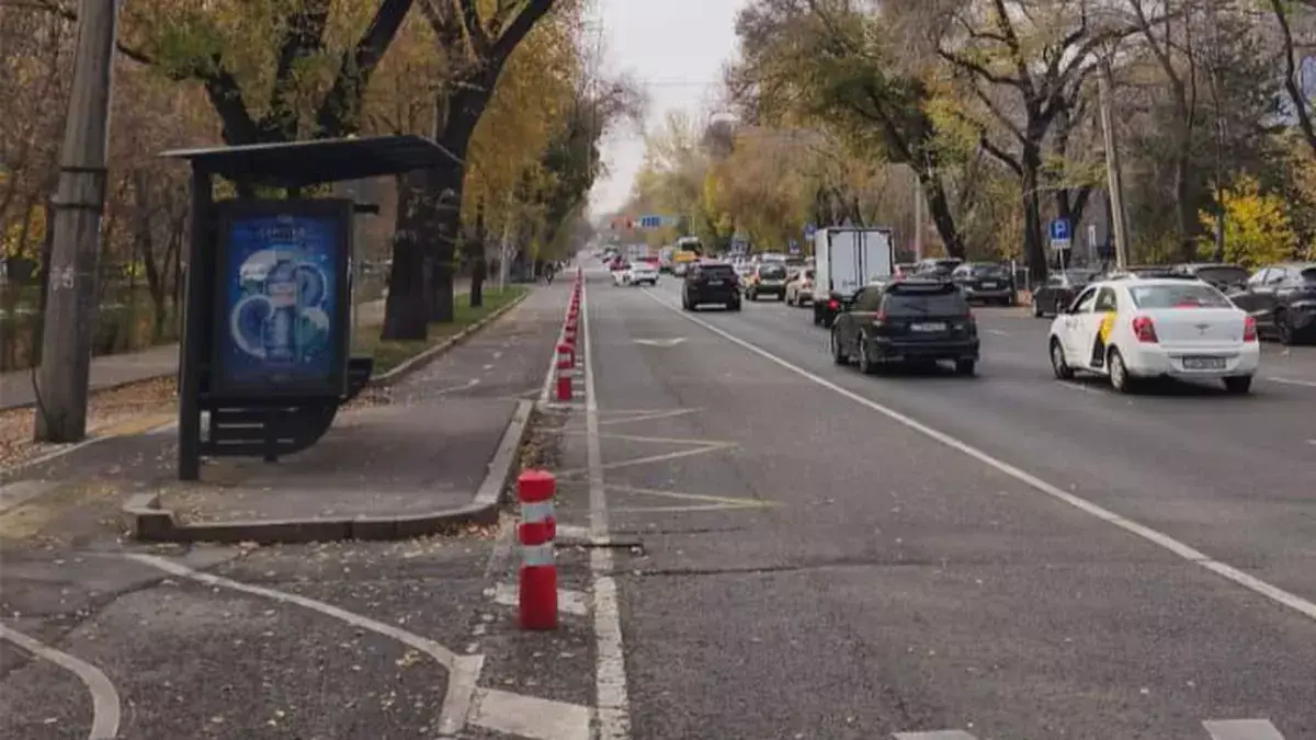 Алматыда веложолақтардағы қызыл бағаналар алына бастады