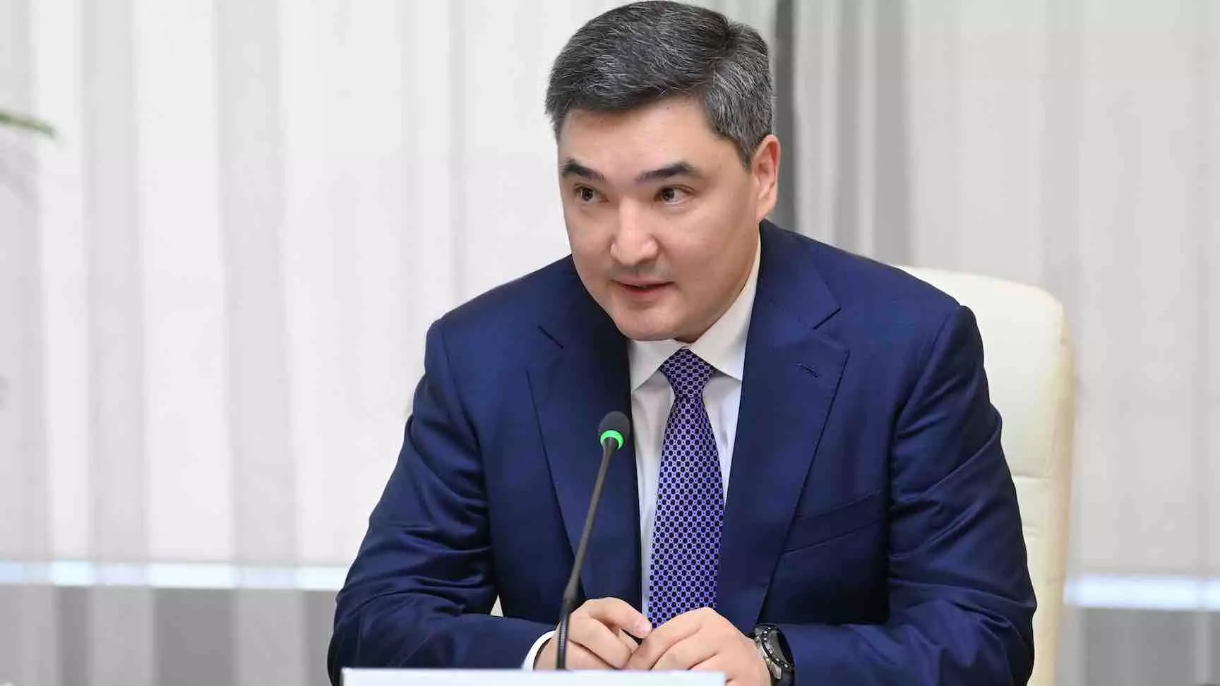 Премьер-министр спорт саласын сынға алды