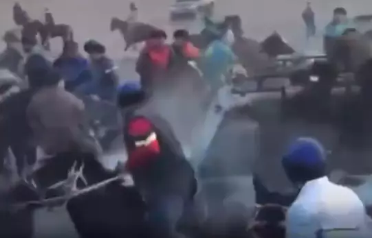 Қызылордада көкпар ойыны қанды оқиғаға ұласты: көлік мінген адам аттарды қағып өтті