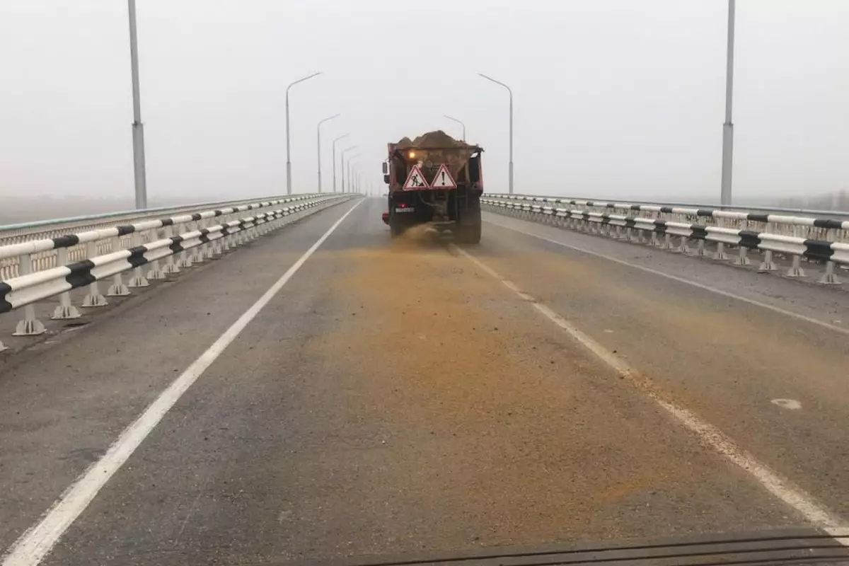 К зиме готовы: в Атырауской области оборудованы шесть пунктов обогрева и заготовлены тонны песка и соли