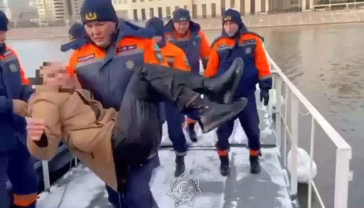 Попытка суицида: в Астане парень остался жив после падения с моста (видео)