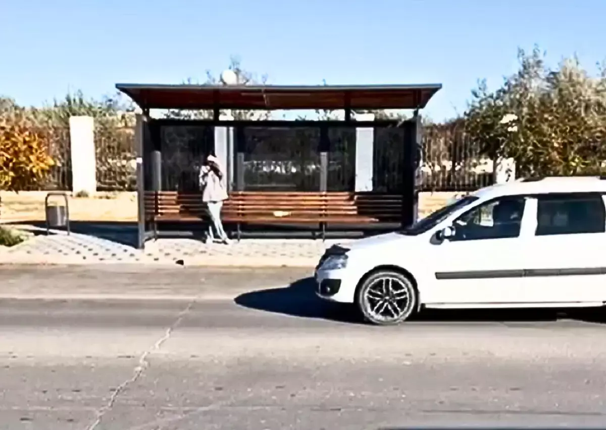 Автобусная остановка без пешеходного перехода: жители Актау рискуют жизнью своих детей - новости на Lada.kz 04.11.2025