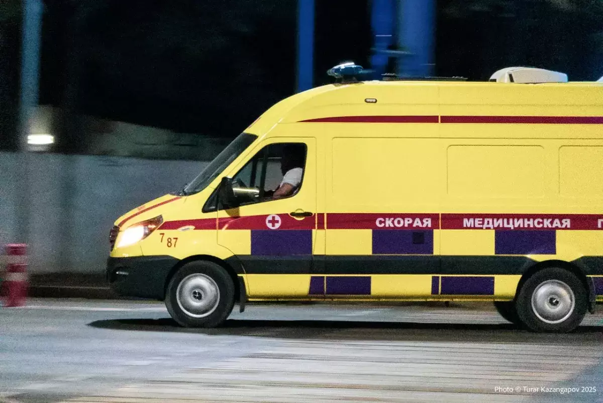 В Астане автомобиль врезался в жилой дом рядом со школой