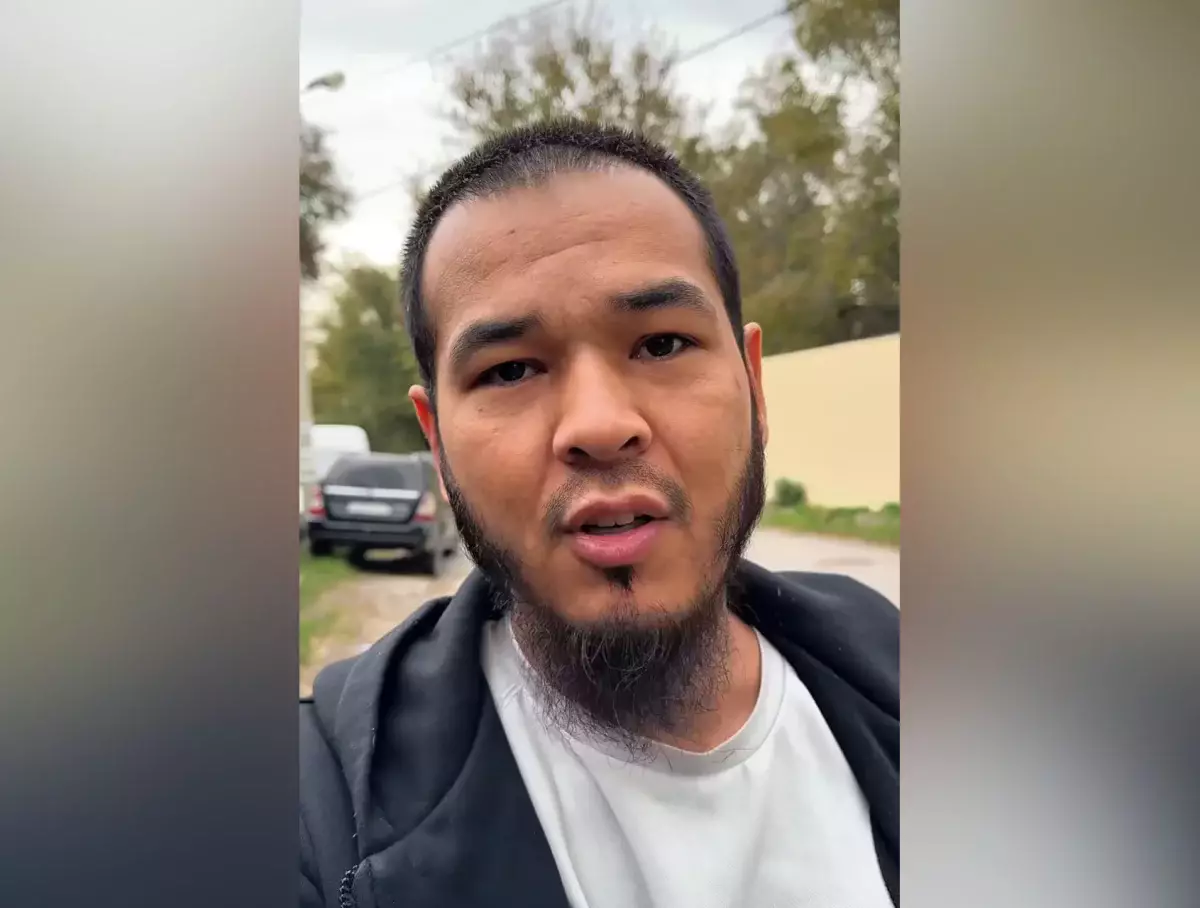 Блогер из Казахстана заявил, что в детской обуви и лекарствах содержится свинина