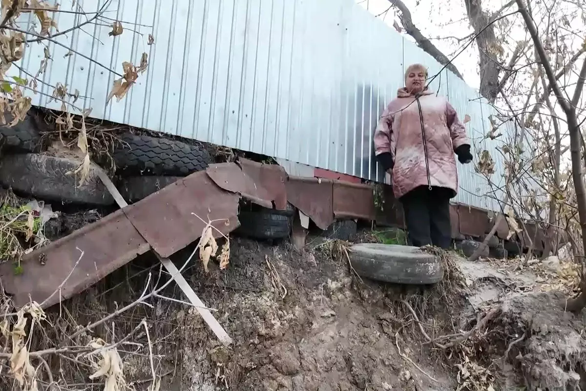 На краю пропасти: дома петропавловцев медленно сползают в овраг