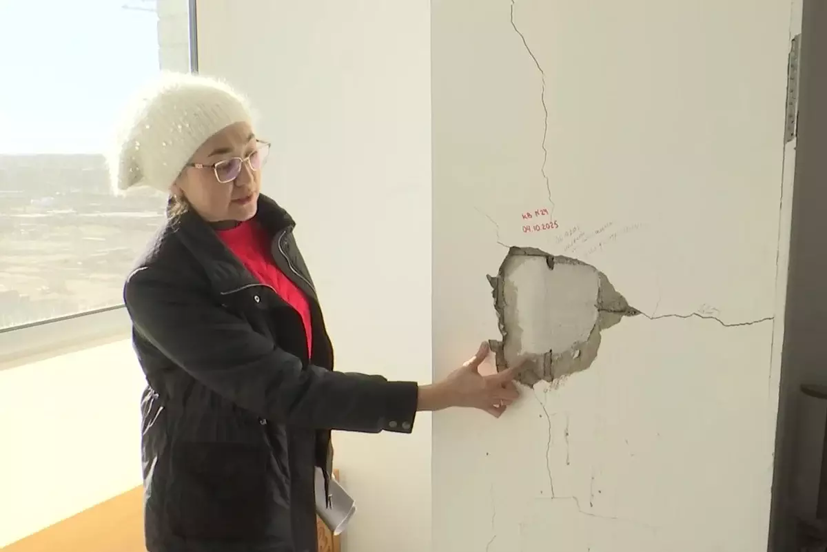 Кто так строит: жители актюбинской многоэтажки жалуются на качество жилья