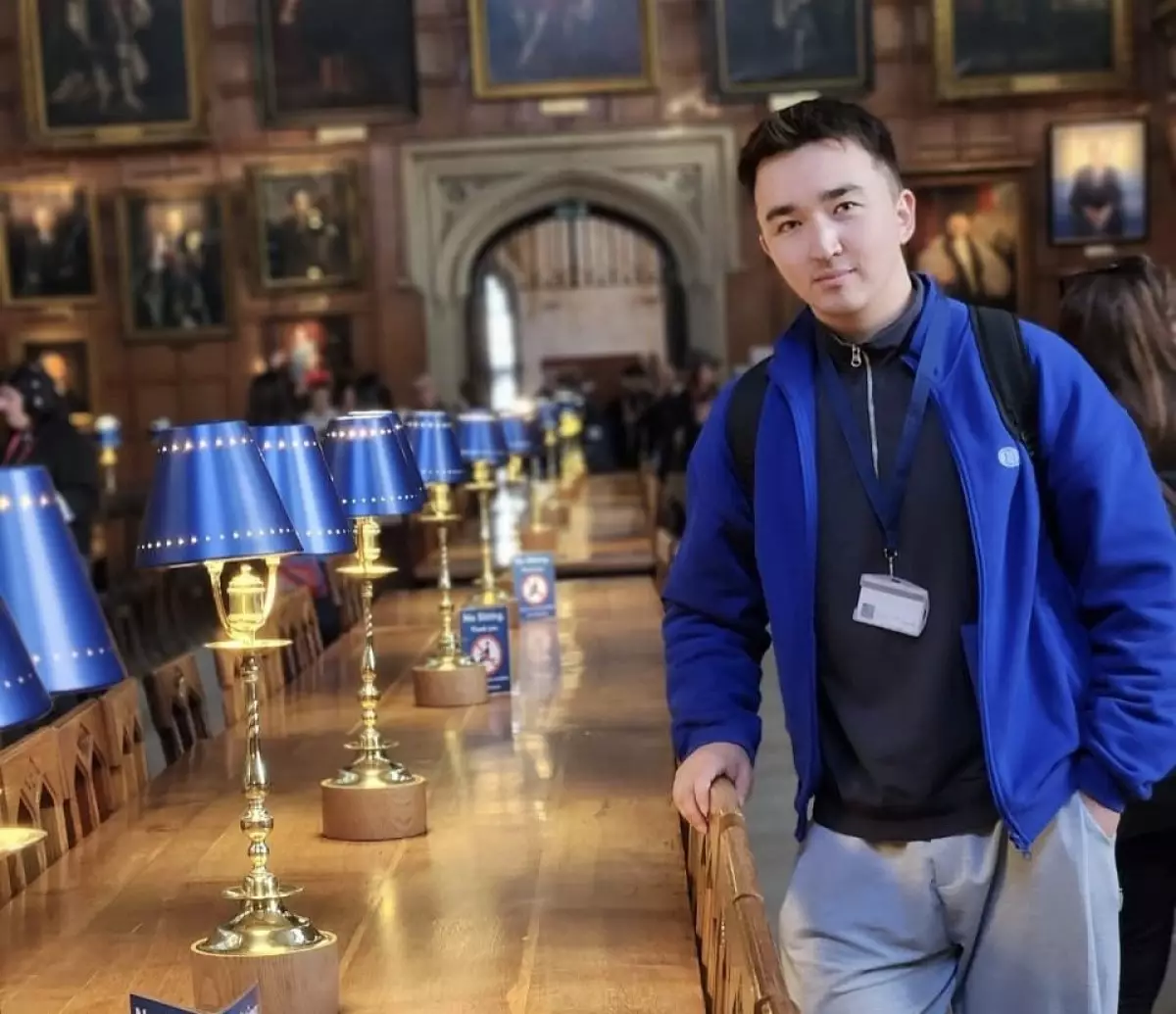 Қазақстандық жігіт Oxford-та қазақ тілінен сабақ береді