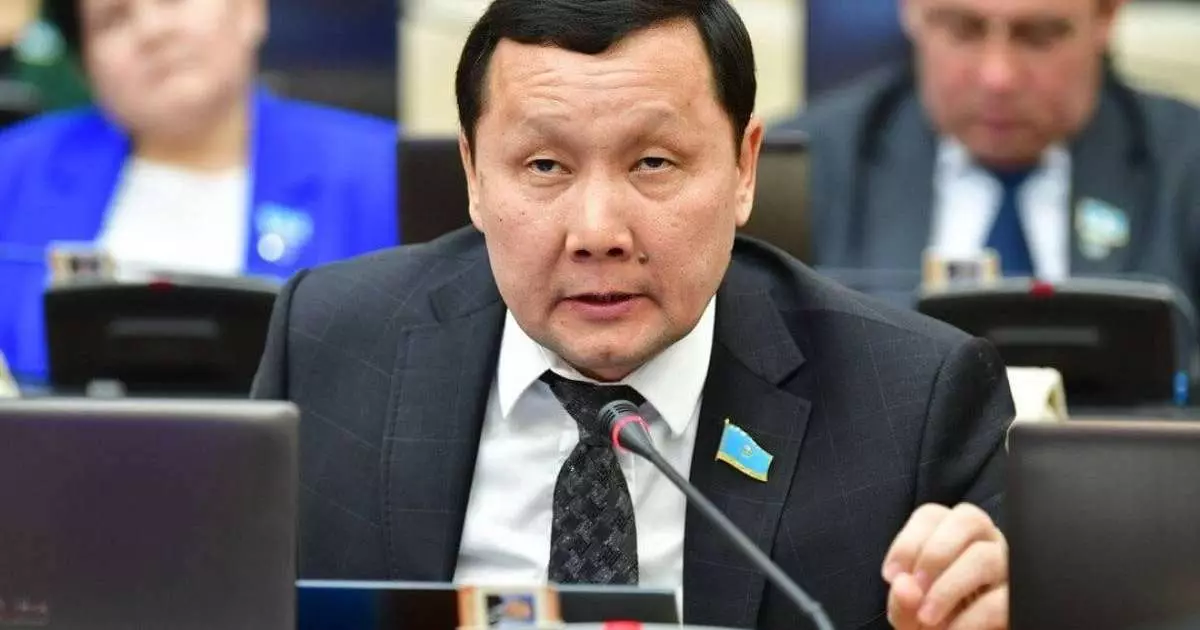  Депутат Абзал Құспан тоқал алуды заңмен реттеу қажет деп санайды 