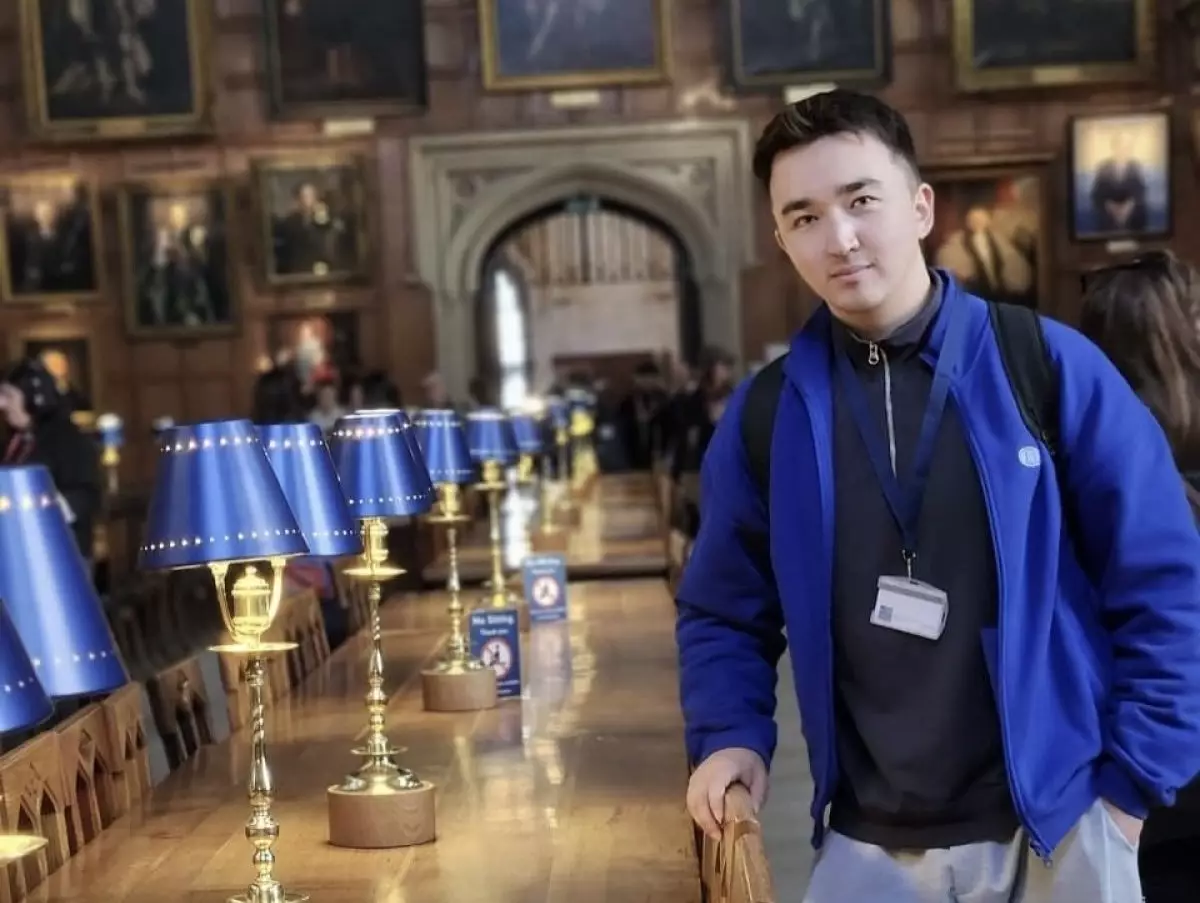 Парень из Казахстана преподает казахский язык в Оксфорде