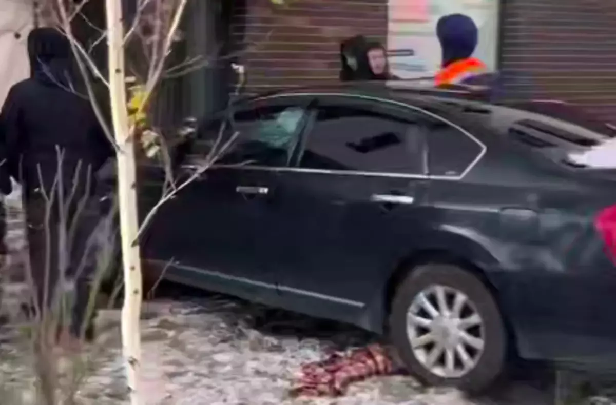 Легковушка протаранила здание жилого комплекса в Астане (ВИДЕО)