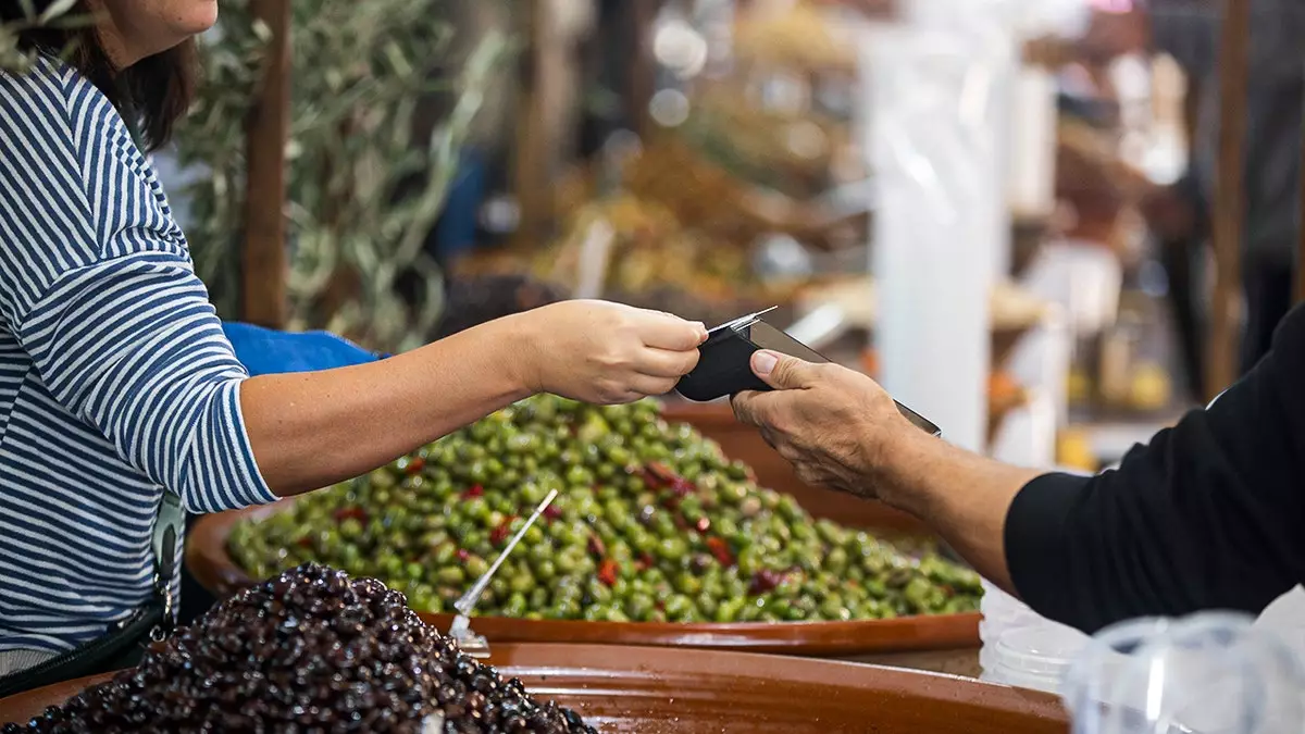 Мошенничество с бесконтактными платежами обманывает пользователей, использующих оплату по касанию.