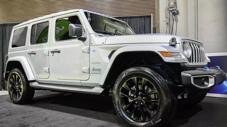 Jeep призывает владельцев немедленно прекратить зарядку гибридных внедорожников из-за серьёзного риска возгорания.