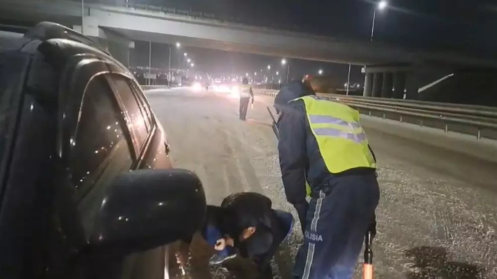 “Развернули домой“: десятки водителей без зимней резины не пустили на трассу Караганда-Астана