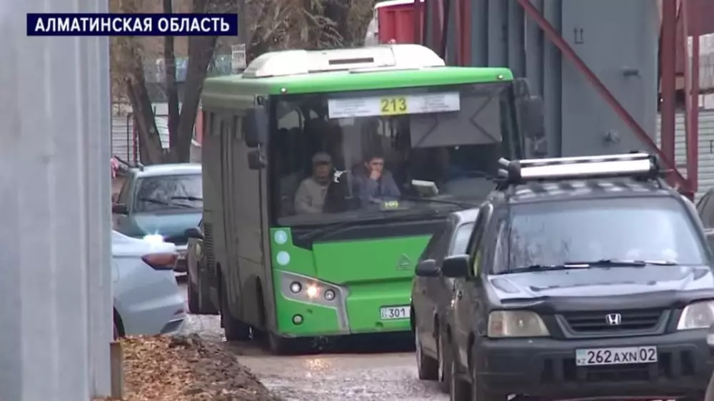 “Километровые пробки“. Водители жалуются на проблемный участок в Алматинской области
