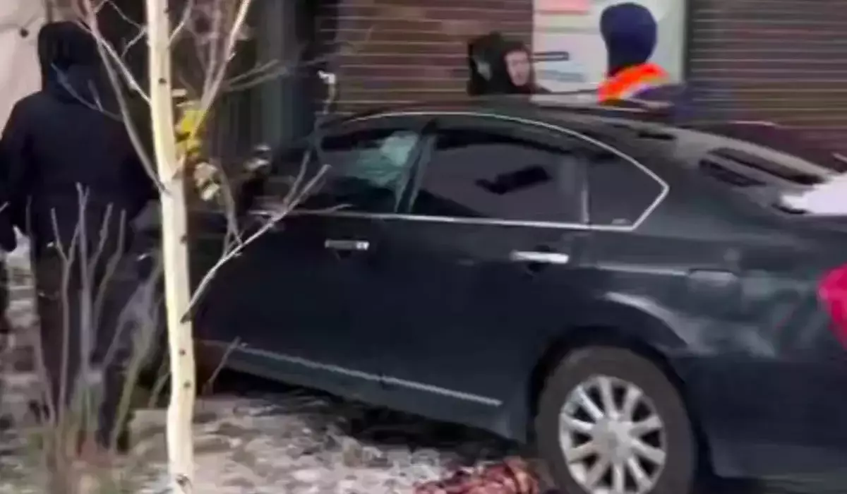 Астанада автокөлік тұрғын үйге соғылды (ВИДЕО)