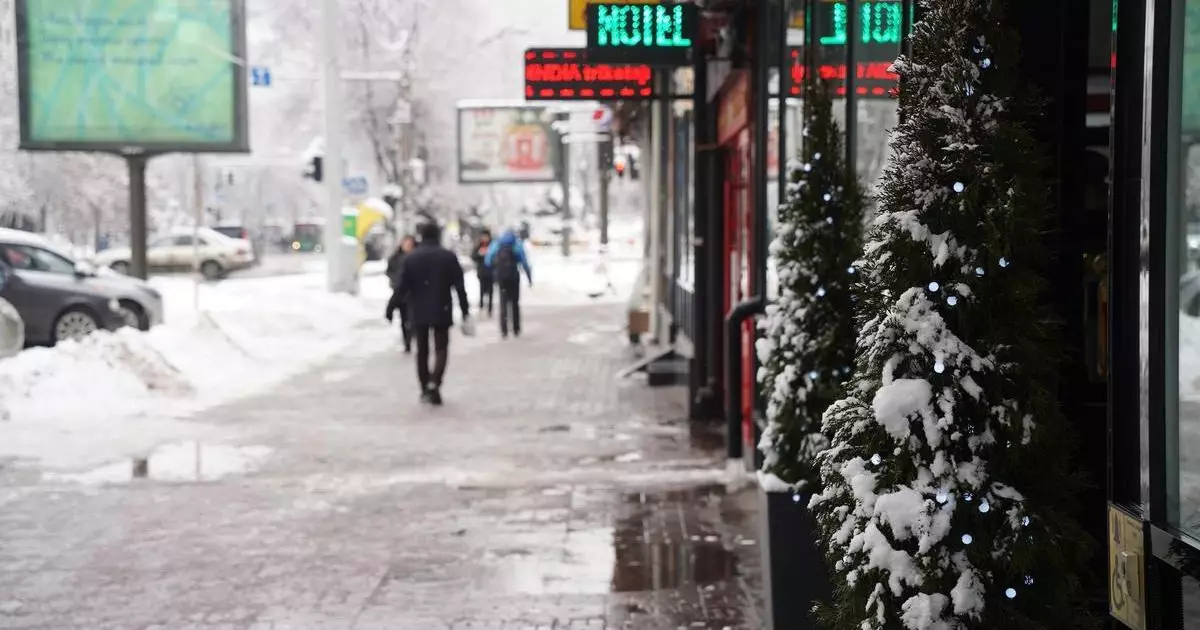 До минус 13 градусов, дожди и снег обещают в мегаполисах Казахстана в среду.