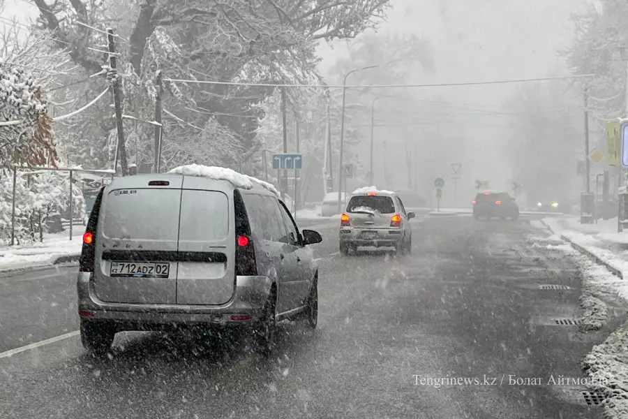 Алматыда түні бойы қар жауып, 17 жол апаты болды