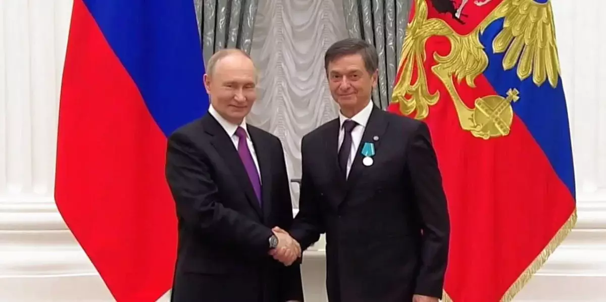 Актер драмтеатра из Астаны получил награду от Путина