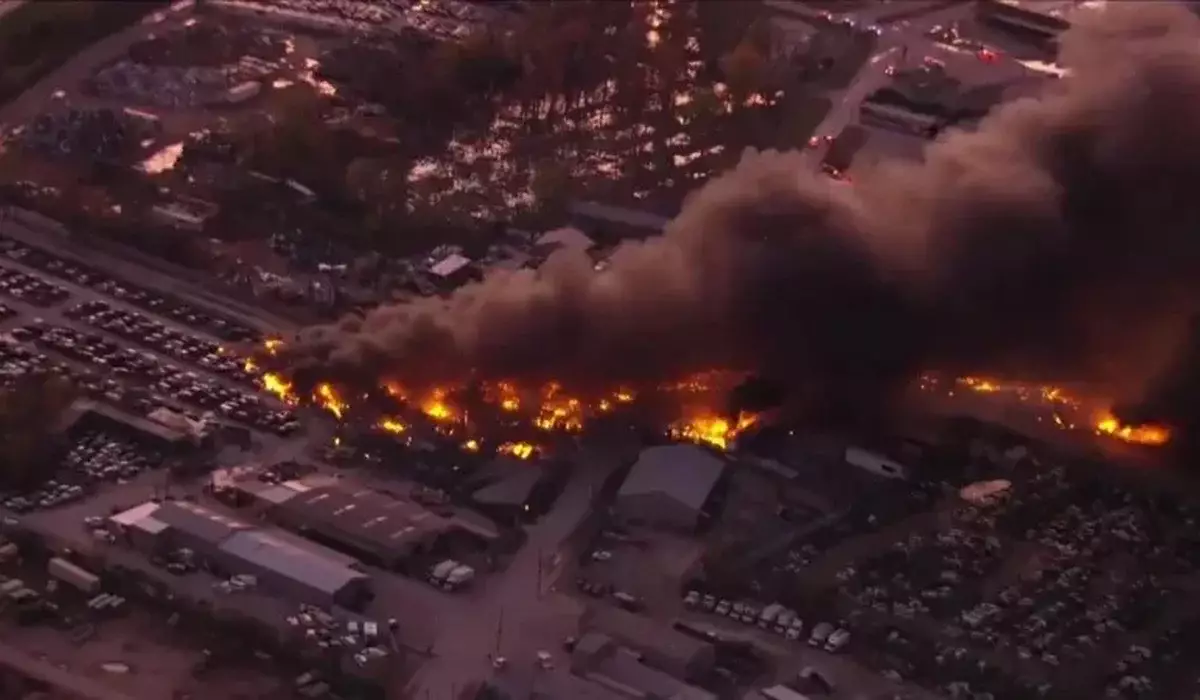 АҚШ-та алып жүк ұшағы апатқа ұшырап, түгі қалмай өртеніп кетті: 4 адам қаза тапты