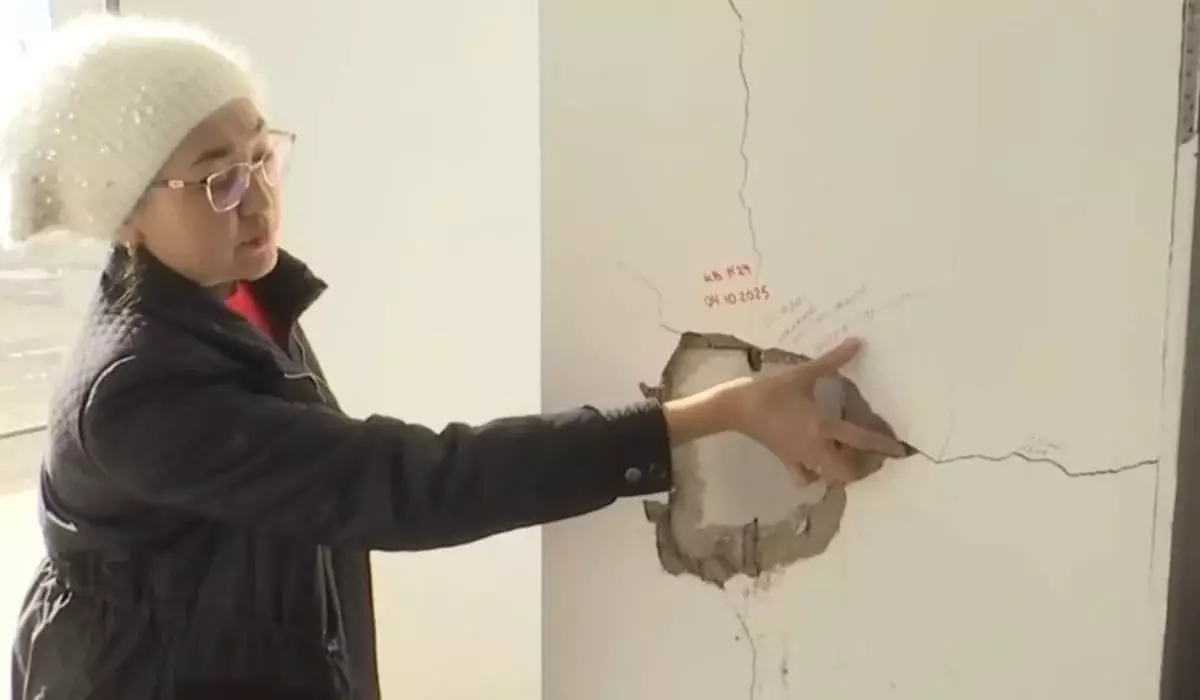 Трещины, сырость и страх: новостройки рассыпаются спустя два года в Актобе (ВИДЕО)