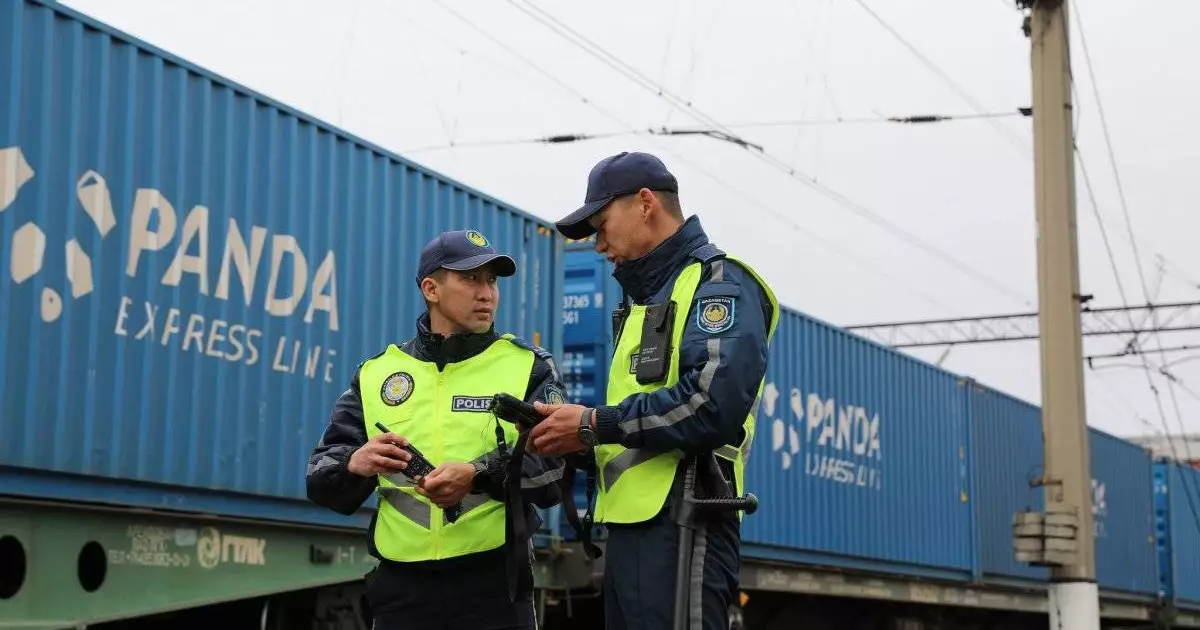  Астанада үш бала жүк пойызының вагонына шығып, 70 км жолды жүріп өткен 